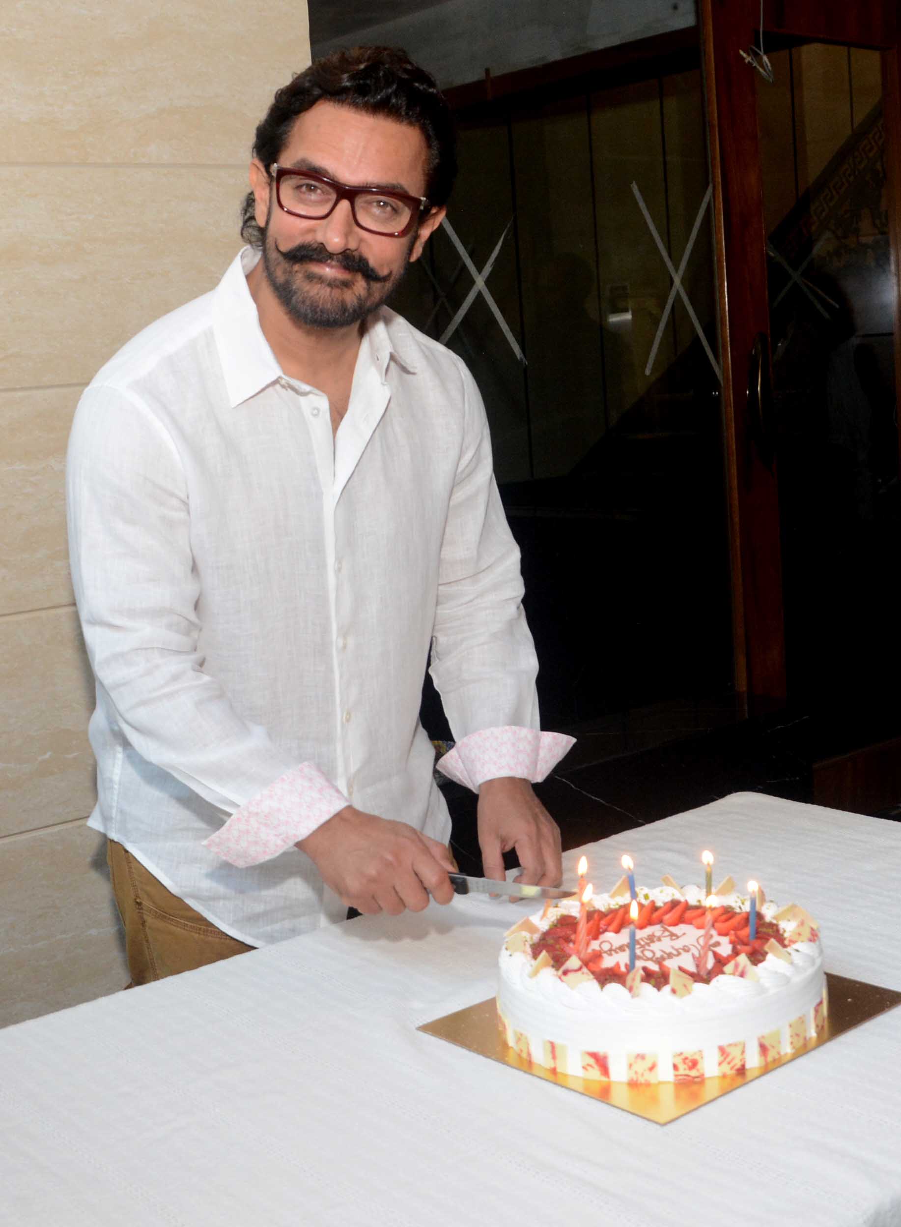 Aamir Khan celebrates his birthday with media folks! - JustShowBiz